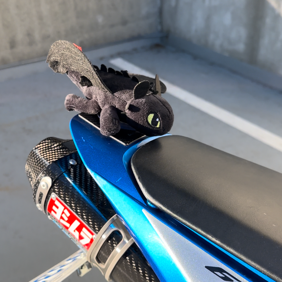 Krokmou le Dragon Peluche Qui S'Accroche au Voiture et Moto